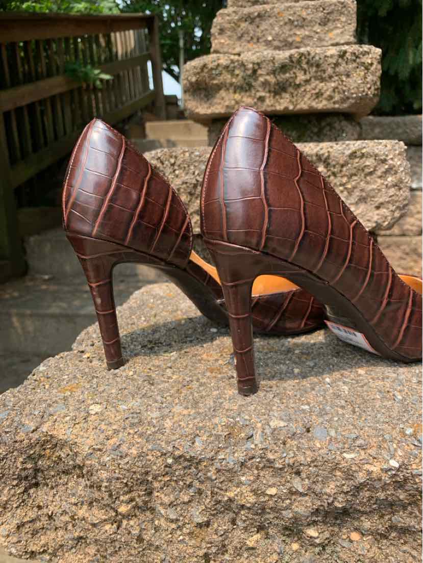 Brown crocodile-texture leather high heels with pointed toes and slim stiletto heels.