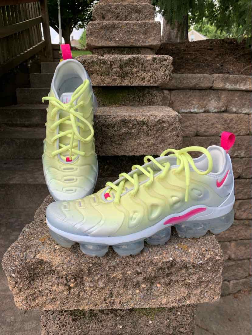W NIKE YW Size 9.5 SNEAKER