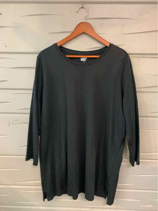 Black long-sleeve women's tunic top with round neckline in size XL, hanging on wooden hanger.