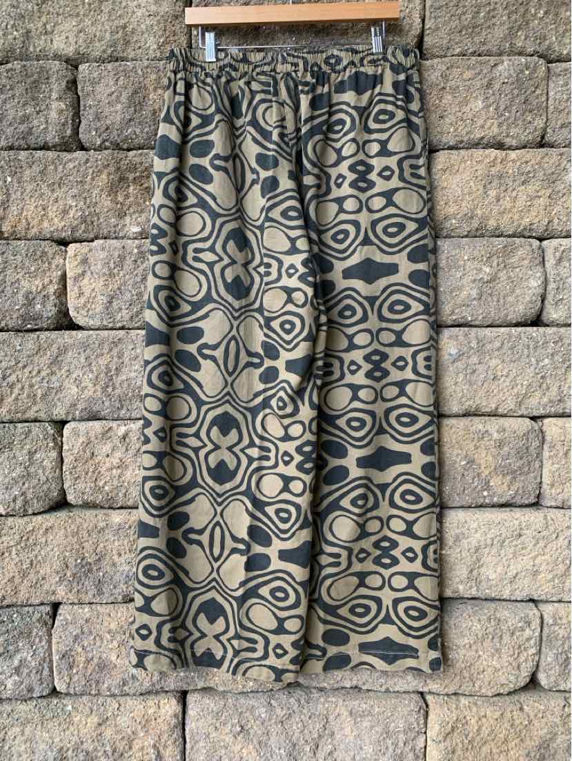 Long skirt with abstract geometric pattern in green and beige, made of soft fabric, size large.