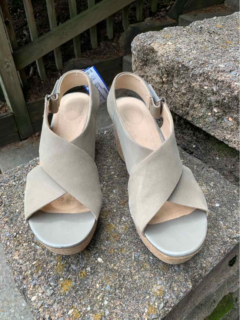 W CLARKS TAUPE Size 9 SHOE