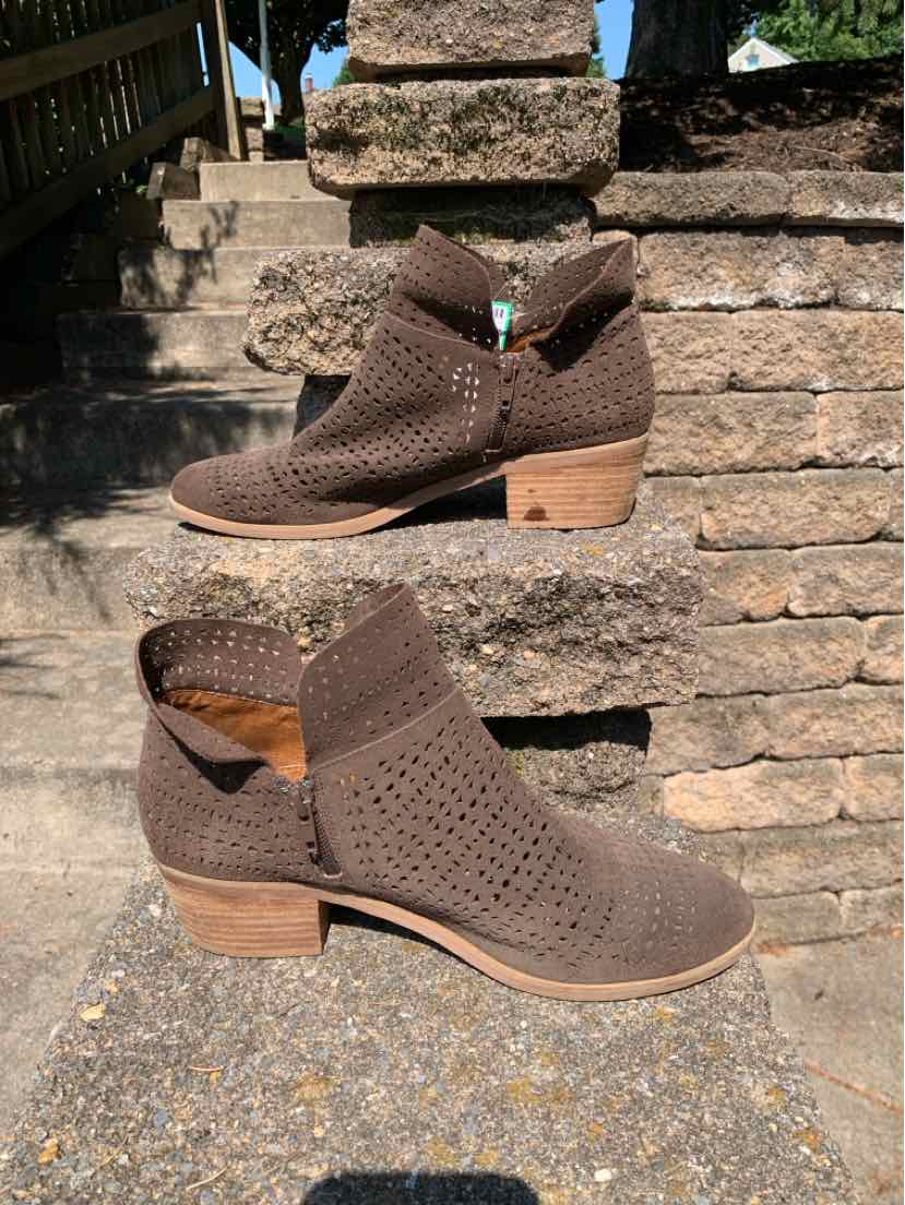 W CROWN VINTAGE BR Size 9 BOOT
