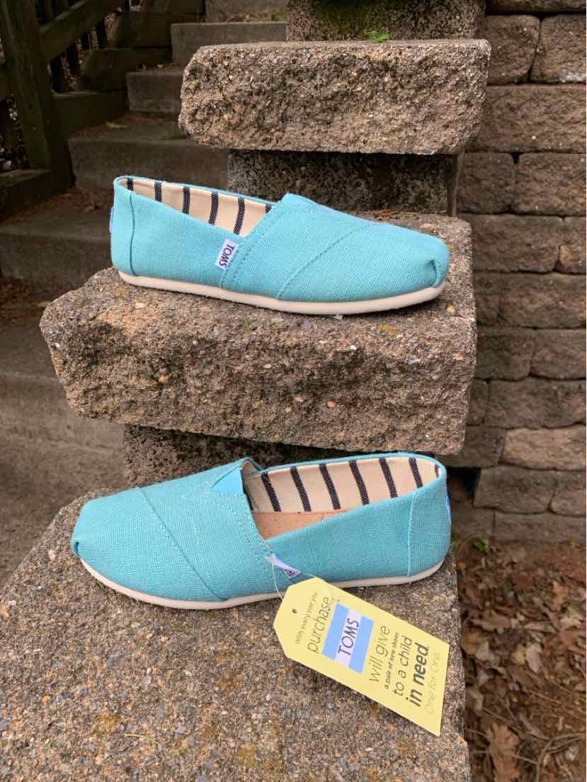 W TOMS BL Size 7 SHOE