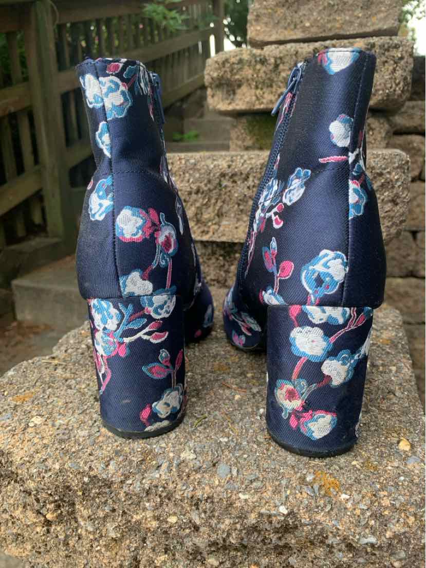 W URBAN OUTFITTERS NY Size 9 BOOT