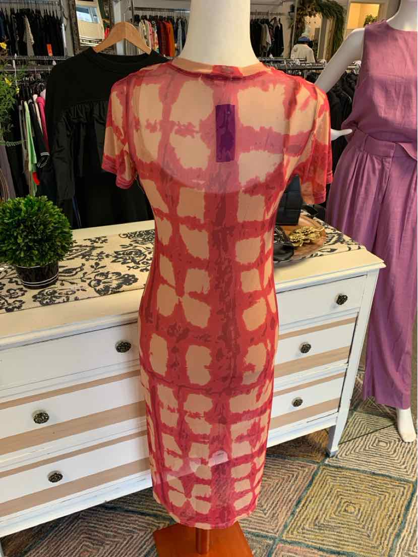 Short-sleeve fitted dress in red and beige geometric tie-dye pattern, knee-length.