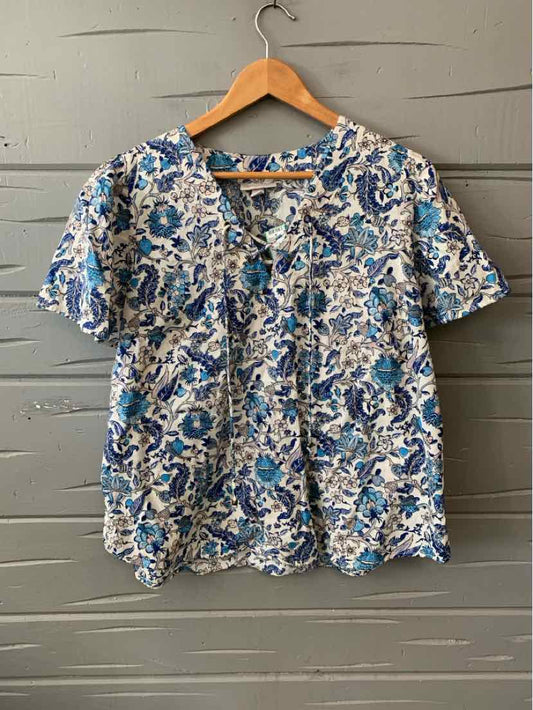Blue and white floral short-sleeve blouse with button front and relaxed fit in XL.
