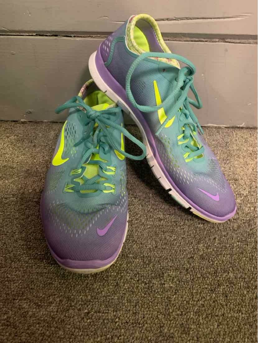 W NIKE PL Size 8 SHOE