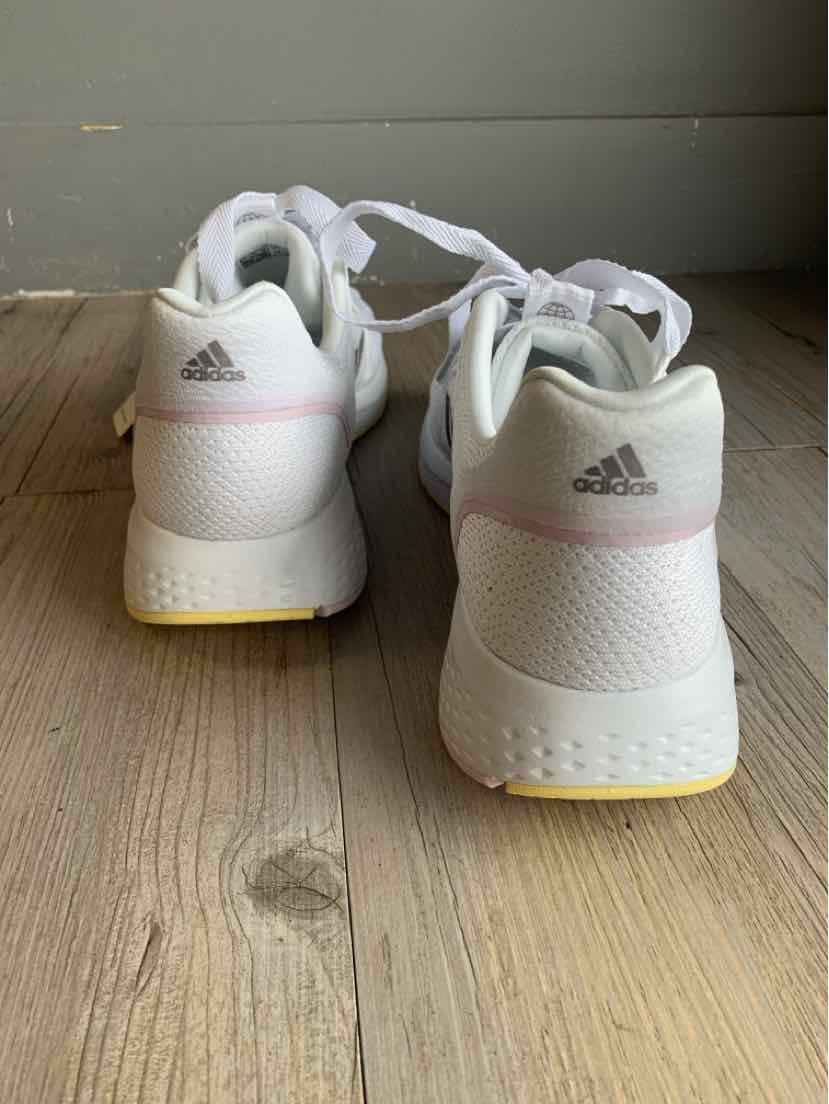 W ADIDAS WH Size 8 SNEAKER
