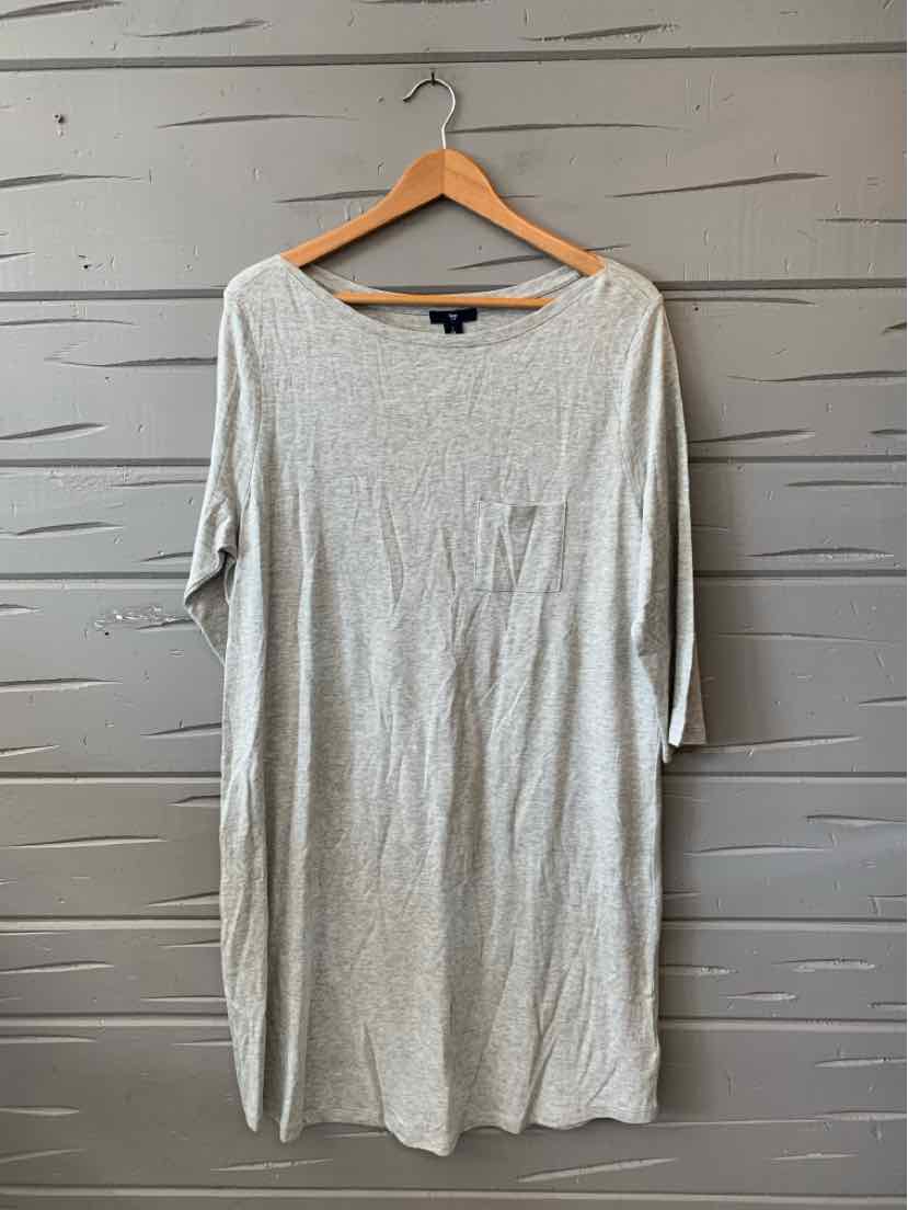 Light gray short-sleeve casual dress with a round neckline and chest pocket, size XL.