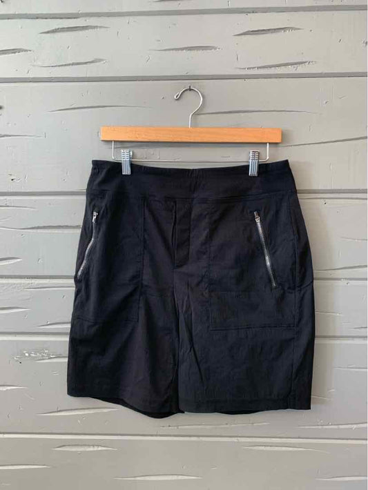 Black knee-length athletic shorts with front zipper pockets and a fitted waistband.