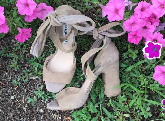 W KARL LAGERFELD BEIGE Size 7.5 SHOE