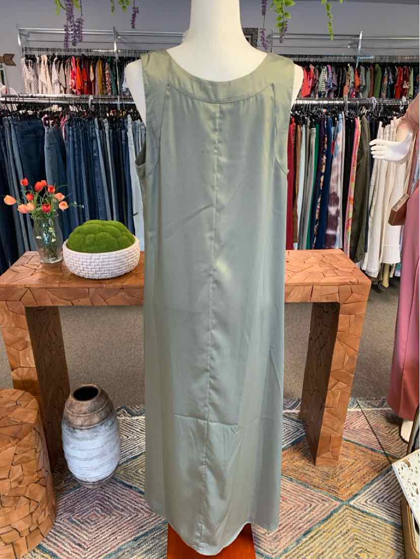 W DKNY RD Size LG DR