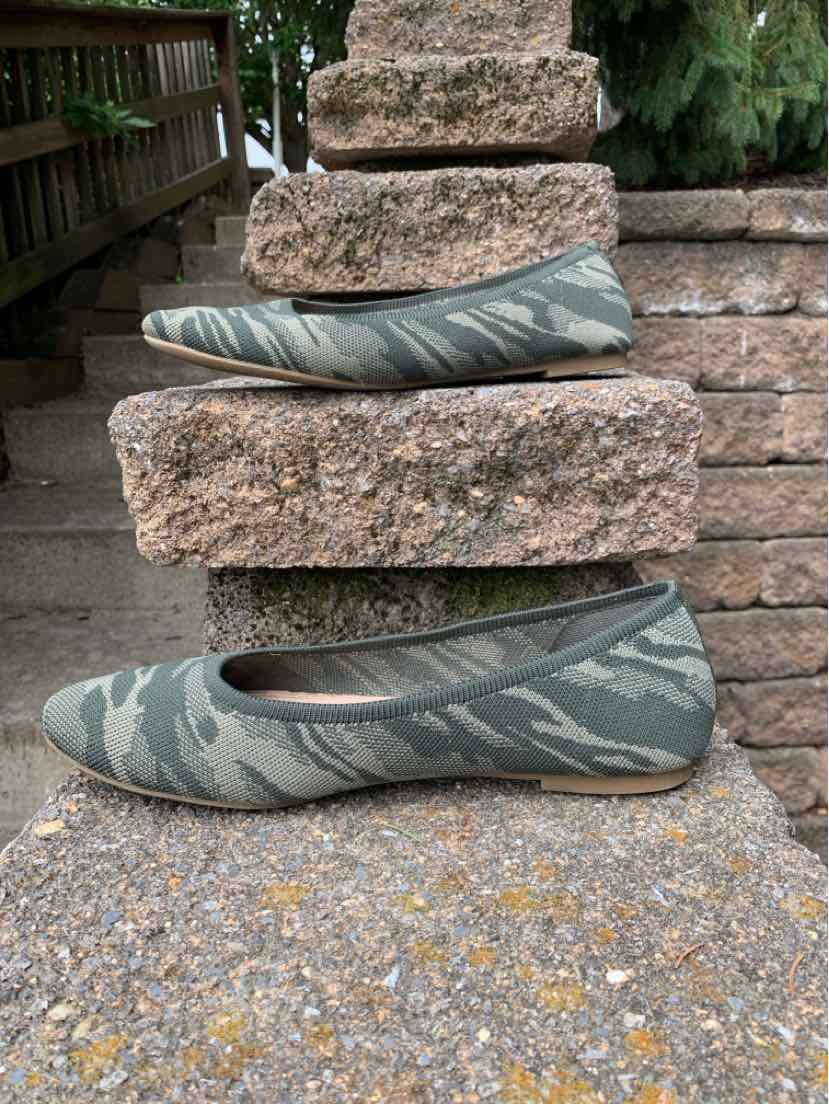 Women's size 10 Old Navy ballet flats with green and gray camouflage print and rounded toes.