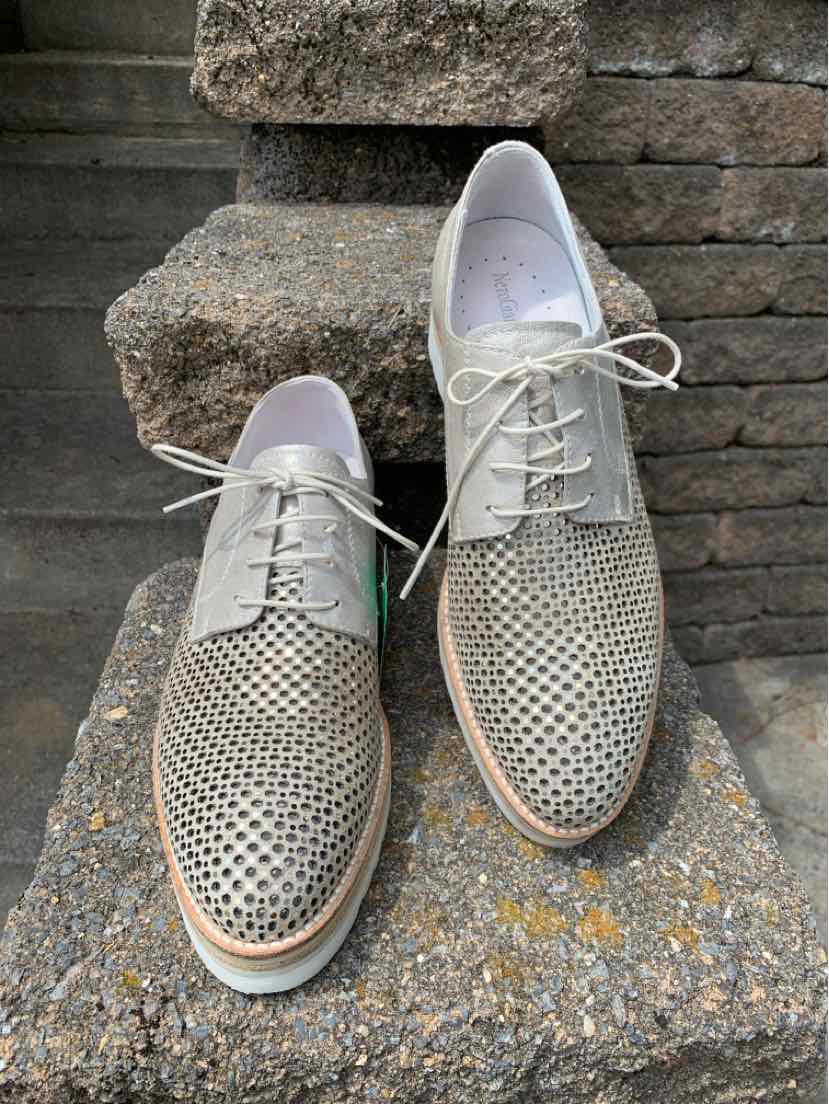 Metallic silver lace-up women's shoes with perforated leather upper and light brown sole, size 40.