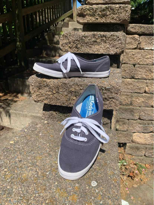 Women's navy blue canvas sneakers with white laces and rubber soles, size 7.