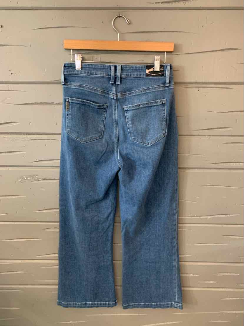 Blue denim cropped jeans with back pockets and belt loops, size 4.