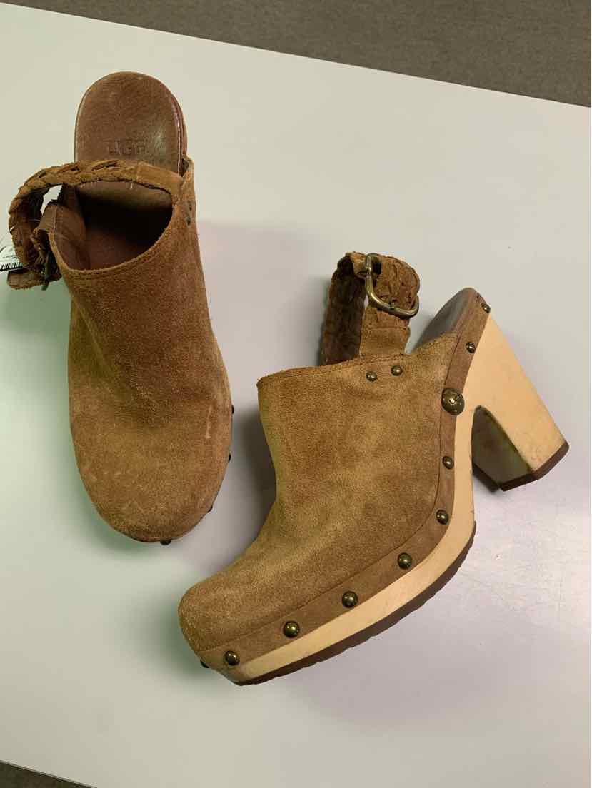 W UGG TAN Size 9 SHOE