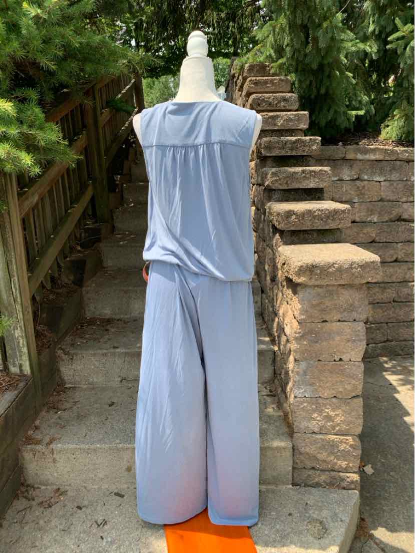 Light blue sleeveless blouse and wide-leg pants set on mannequin outdoors.