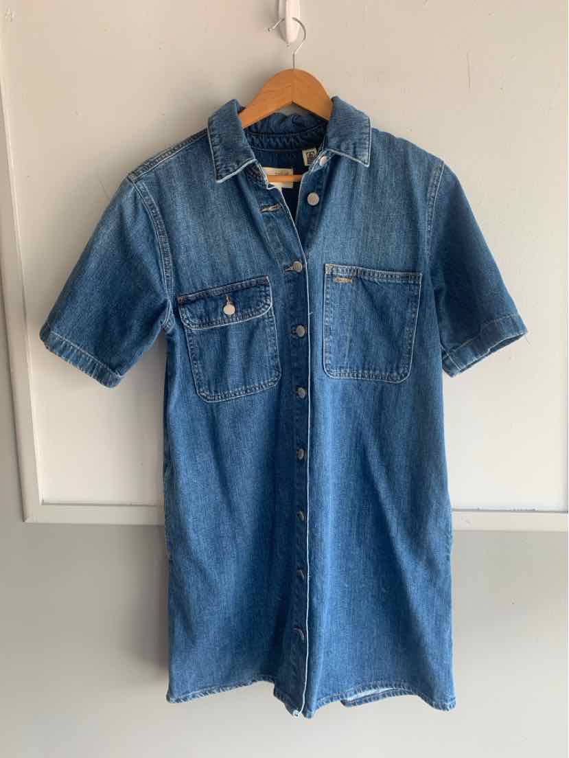 Short-sleeve blue denim shirt dress with front button closure and two chest flap pockets, collar neckline, fitted silhouette