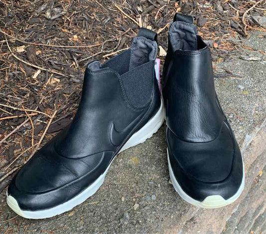 W NIKE BK Size 9.5 SNEAKER