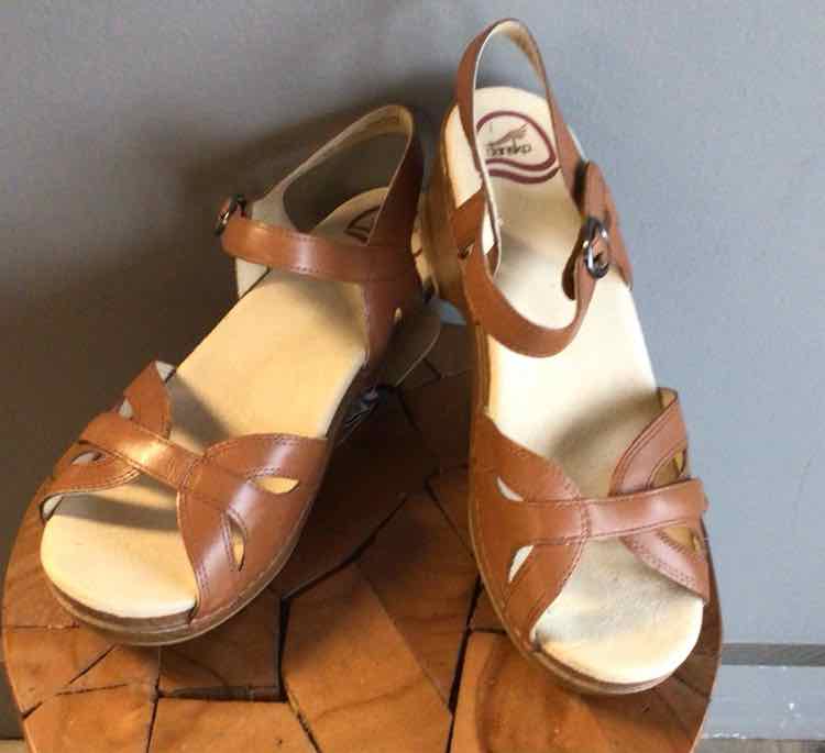 W DANSKO TAN Size 9 SHOE