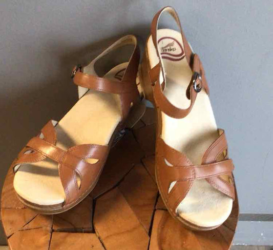 W DANSKO TAN Size 9 SHOE