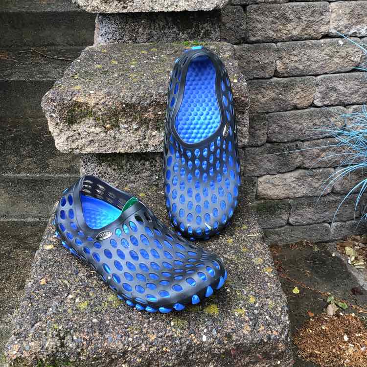 Black and blue mesh slip-on shoe with round perforations and a flexible sole, size 40.