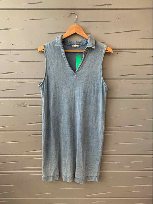 Sleeveless blue knit dress with collar and V-neck, medium size, casual style.