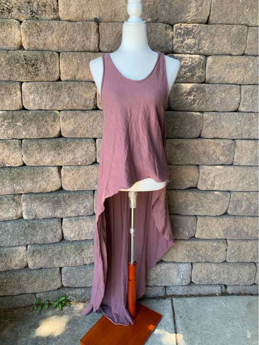 Dusty rose sleeveless tank top with a scoop neck and asymmetrical high-low hem in lightweight fabric.