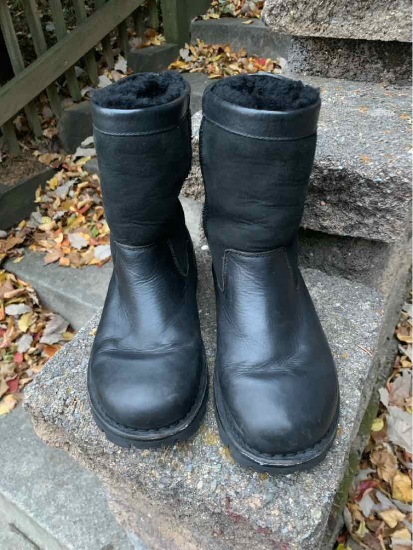 W UGG BK Size 7 BOOT
