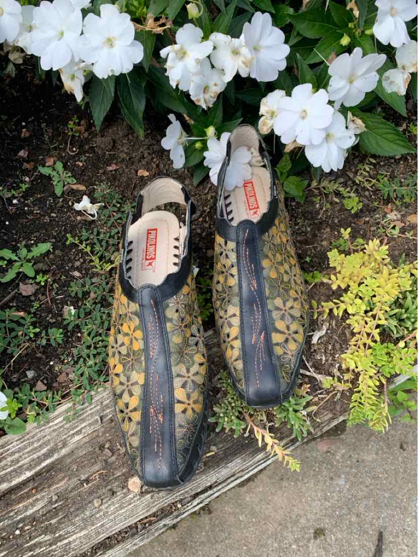 Women's size 41 Pikolinos shoes with green floral pattern and black accents on leather upper.