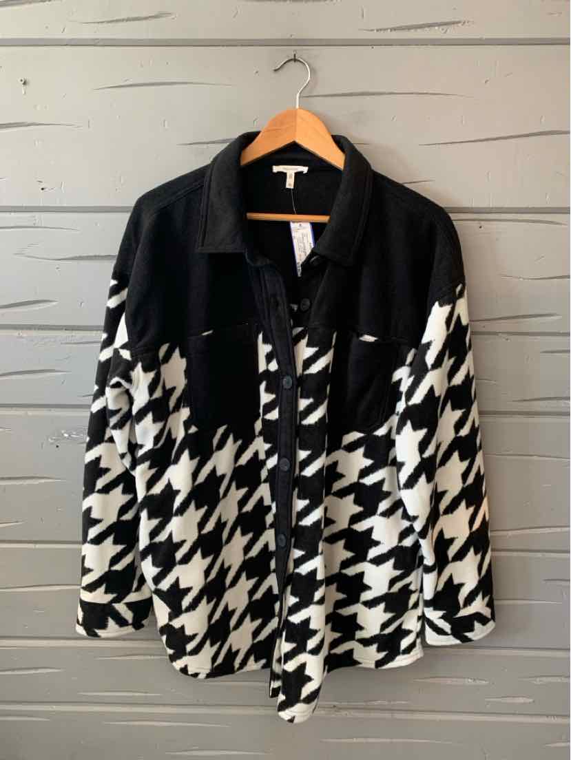 Black and white houndstooth Maurices button-front shirt with a black collar and upper panel.