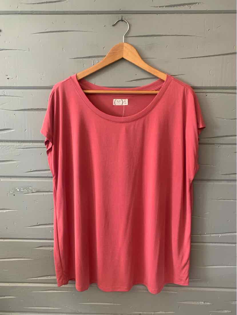 Mauve short-sleeve t-shirt with scoop neck, relaxed fit, soft fabric, size XXL.