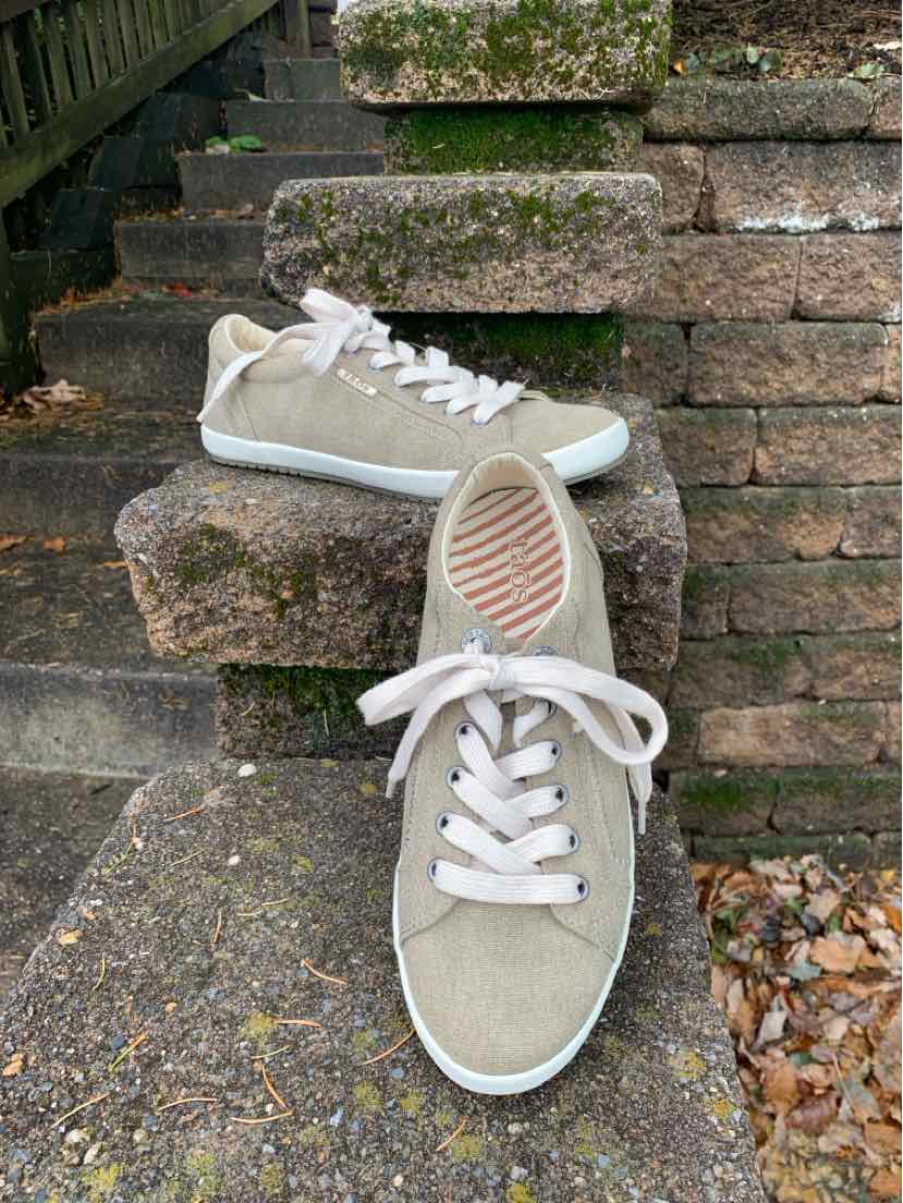 W TAOS BR Size 8 SNEAKER