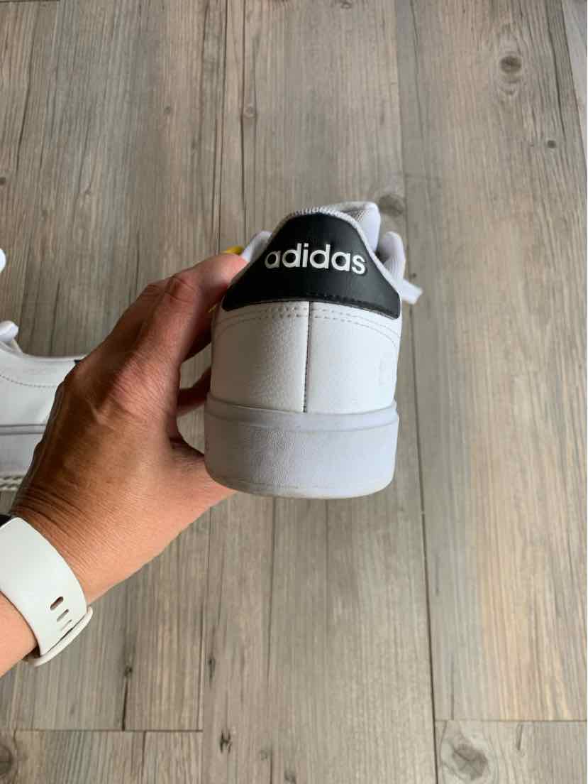White Adidas sneaker with black heel tab and white sole, size 7.5.