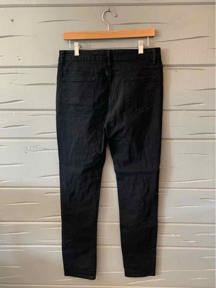 Black denim jeans in size XL with a slim fit and five-pocket design hanging on a wooden hanger.