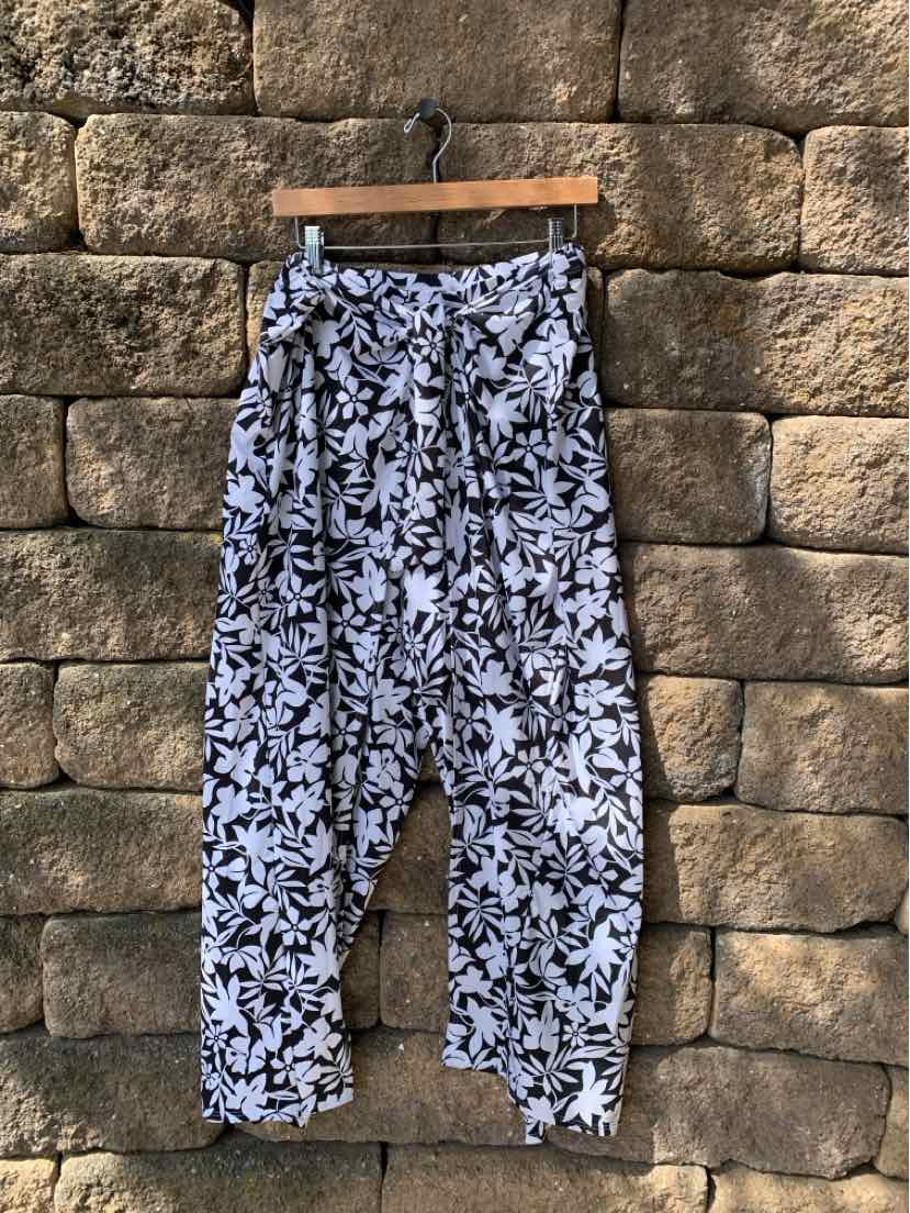 Black and white floral print loose-fit pants with elastic cuffs and waistband, size 1X.