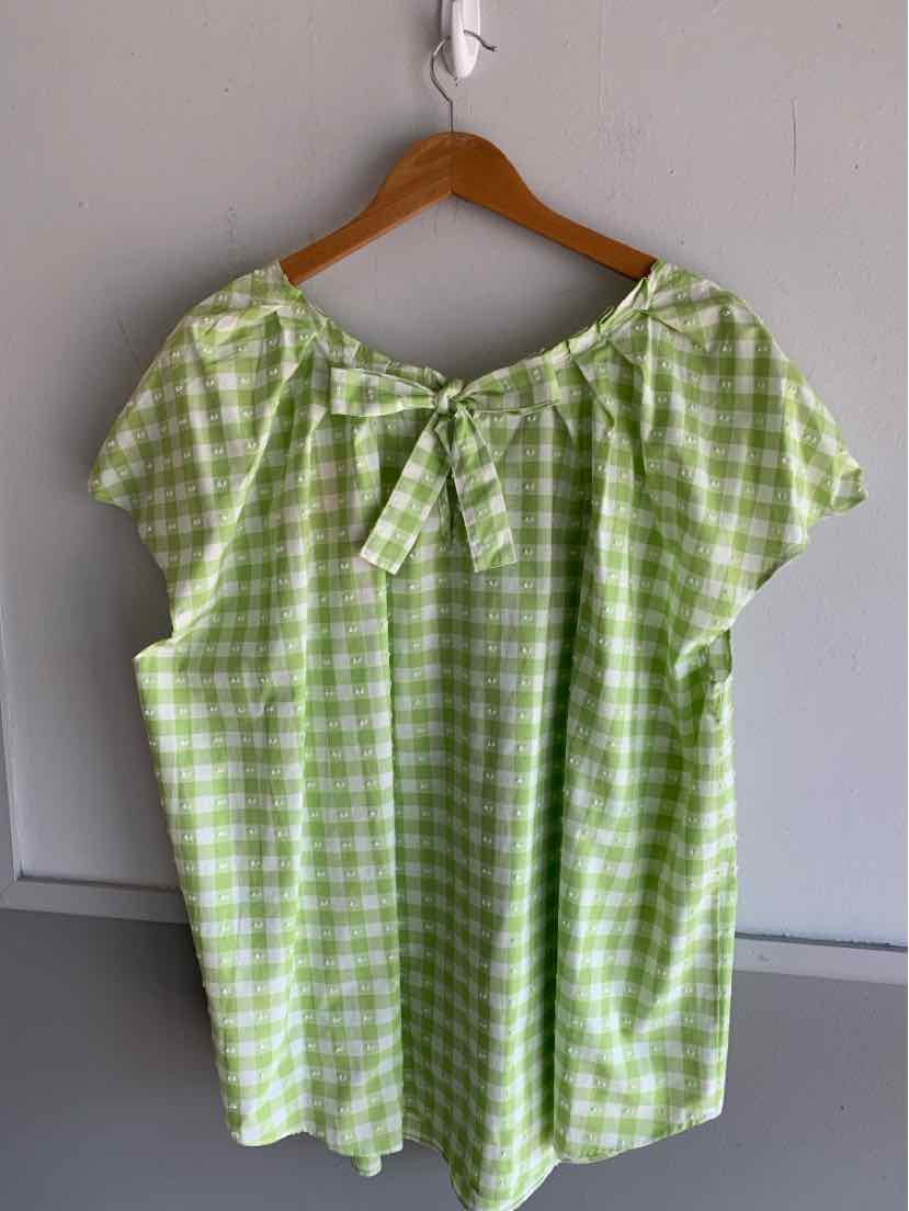 Green and white gingham short sleeve blouse with a small bow detail at the neckline, size 3X.