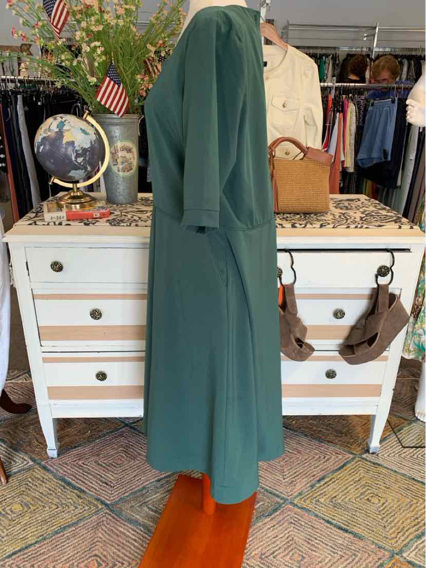 Forest green long-sleeve midi dress with a relaxed fit in size XL displayed on a mannequin.