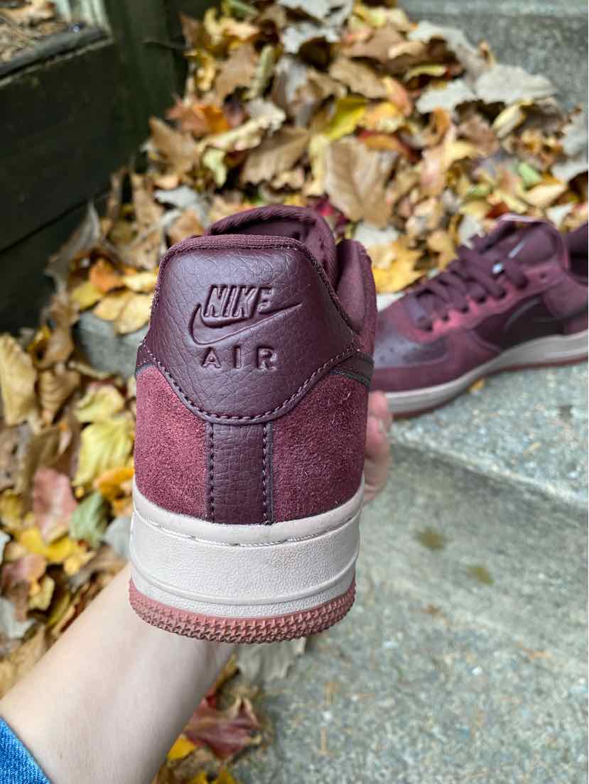 W NIKE BURG Size 6.5 SNEAKER