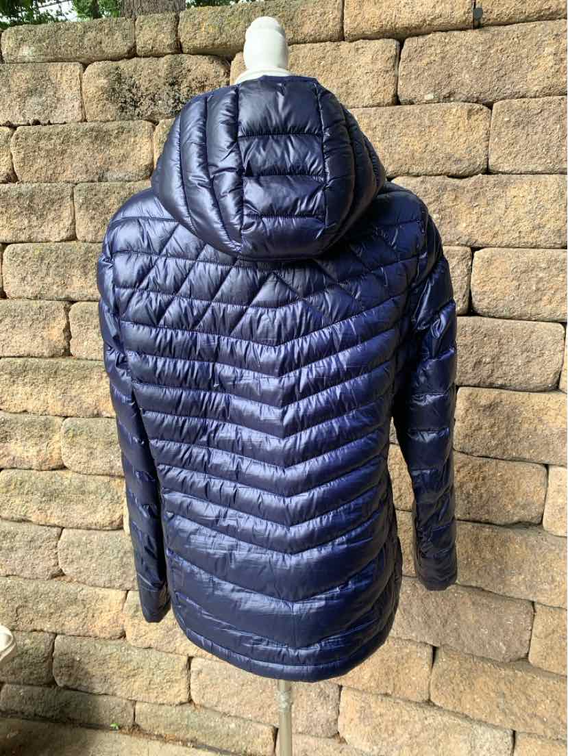 Navy blue lightweight quilted puffer jacket with hood and horizontal stitching in size XL.