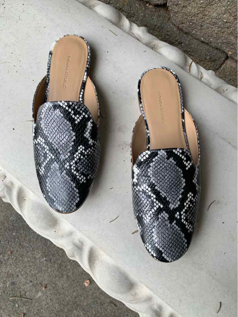 Gray snake print slip-on flat shoes with rounded toes and tan insoles, size 7.