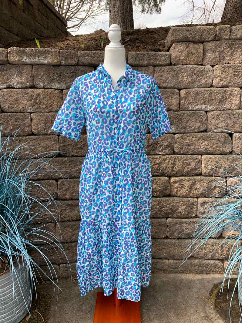 Blue floral short-sleeve midi dress with a cinched waist and V-neck collar on a mannequin.