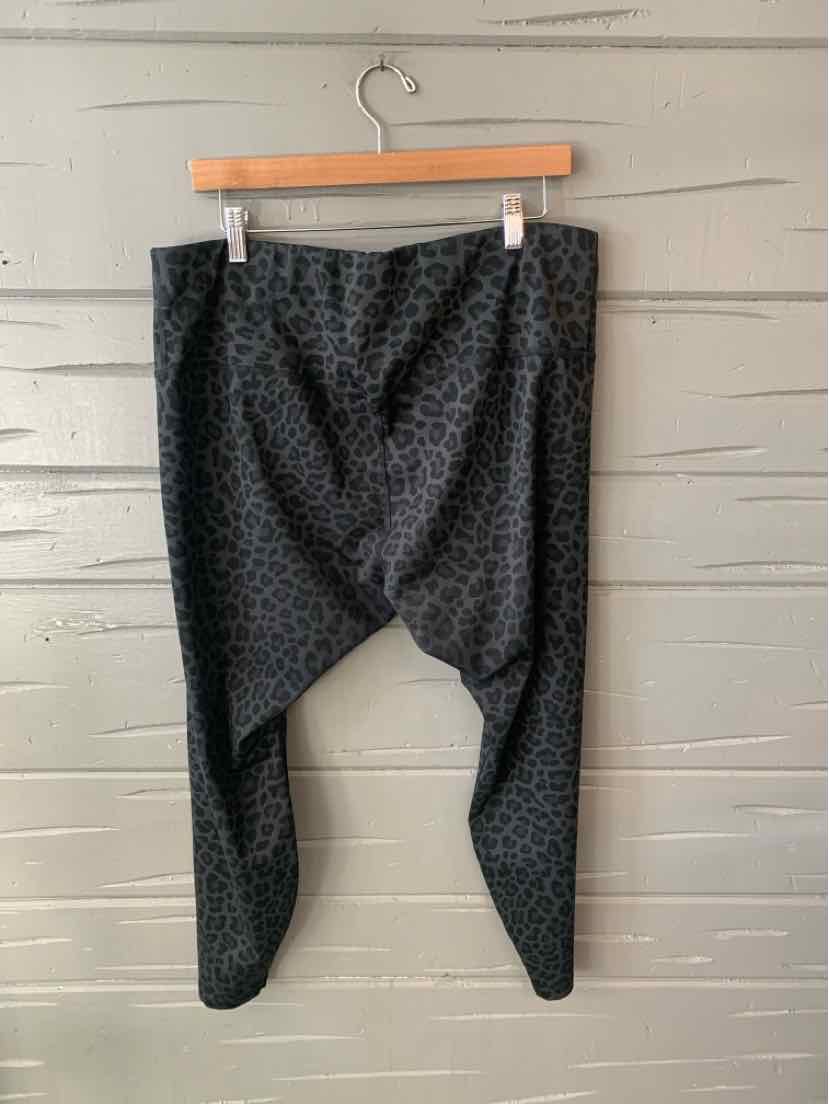 Black Nike leggings with subtle cheetah print, size XXL, featuring a high-rise waist and tapered legs.