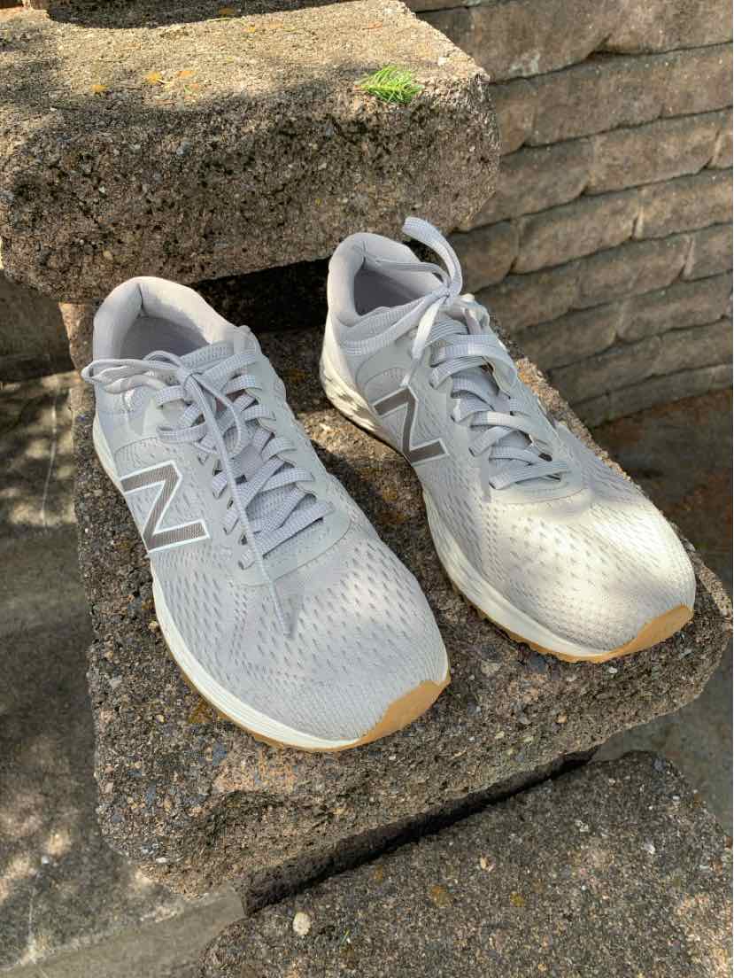 W NEW BALANCE GY Size 9 SNEAKER