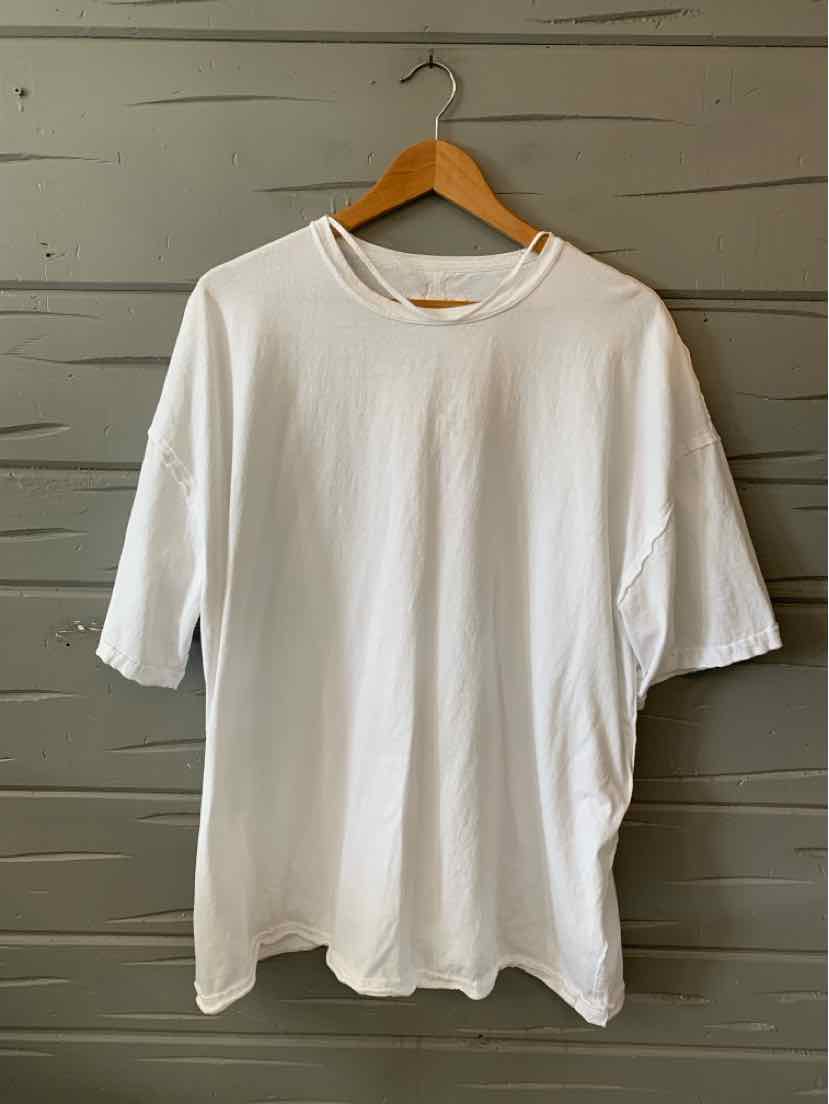 White oversized short-sleeve cotton T-shirt with crew neckline and relaxed fit.