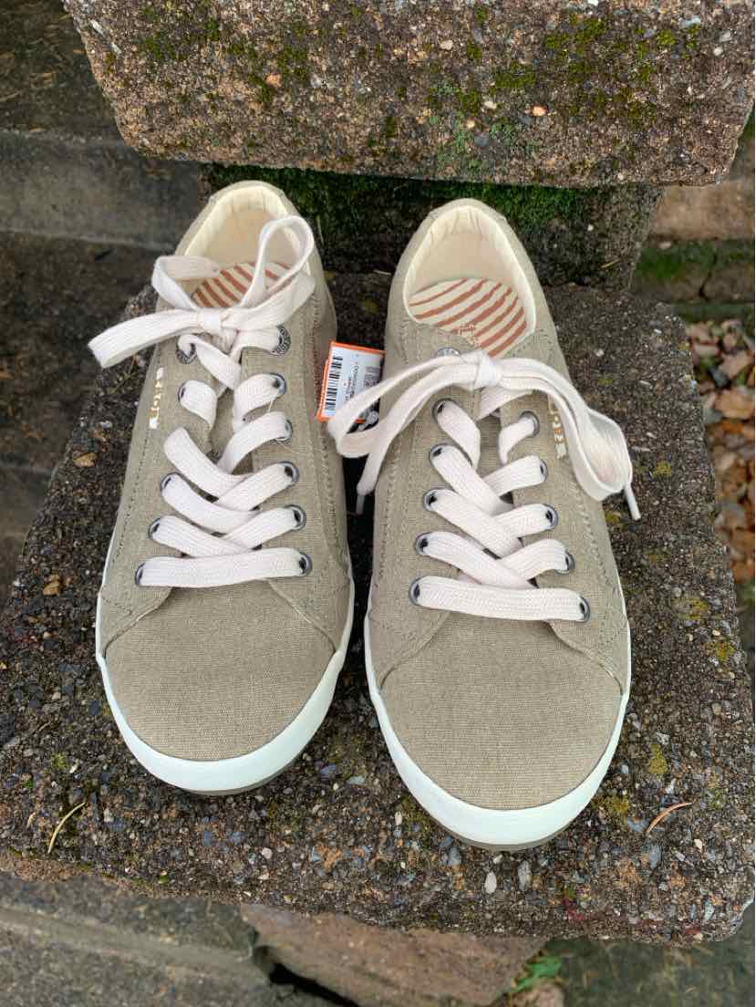 W TAOS BR Size 8 SNEAKER