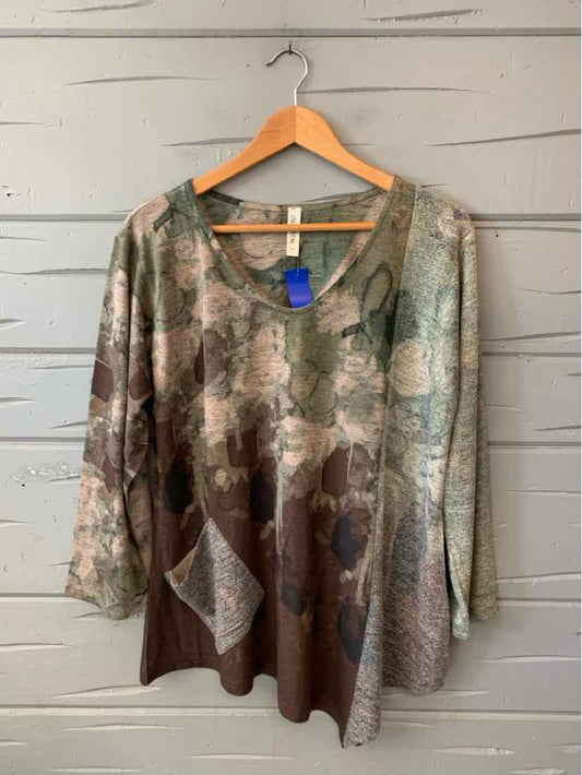 Women’s long-sleeve tunic with a green and brown abstract cubist print, V-neck, and loose fit.