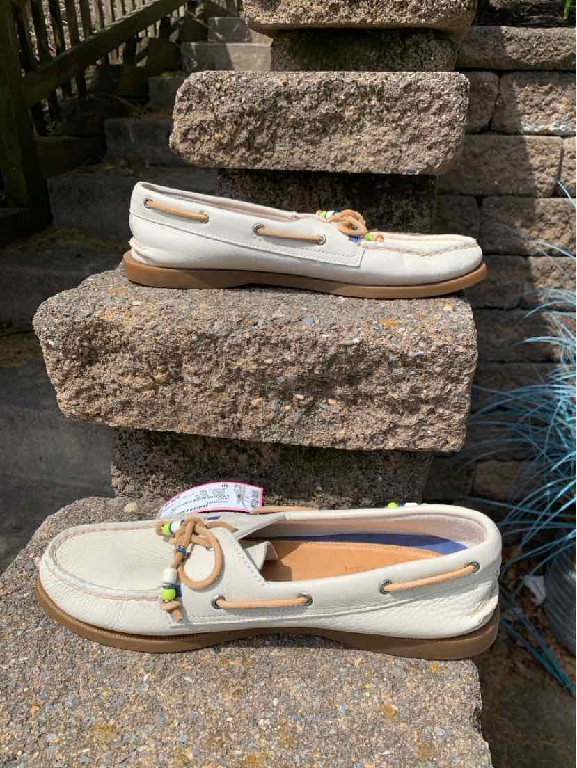 Beige leather Sperry boat shoes with tan laces and white soles, size 9.5, casual style.