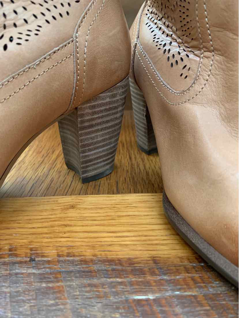 W UGG TAN Size 6 BOOT